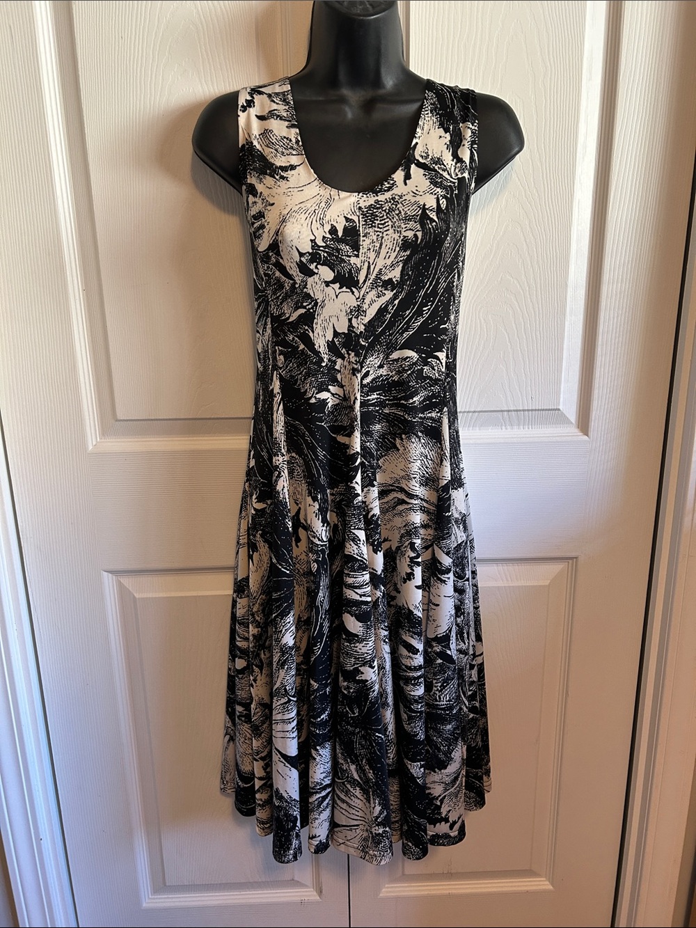 Black and White Printed Midi Swing Dress small fits med size 10 with stretch